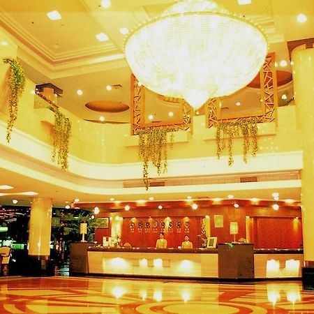 Hotel Crown Wuhan Exterior foto