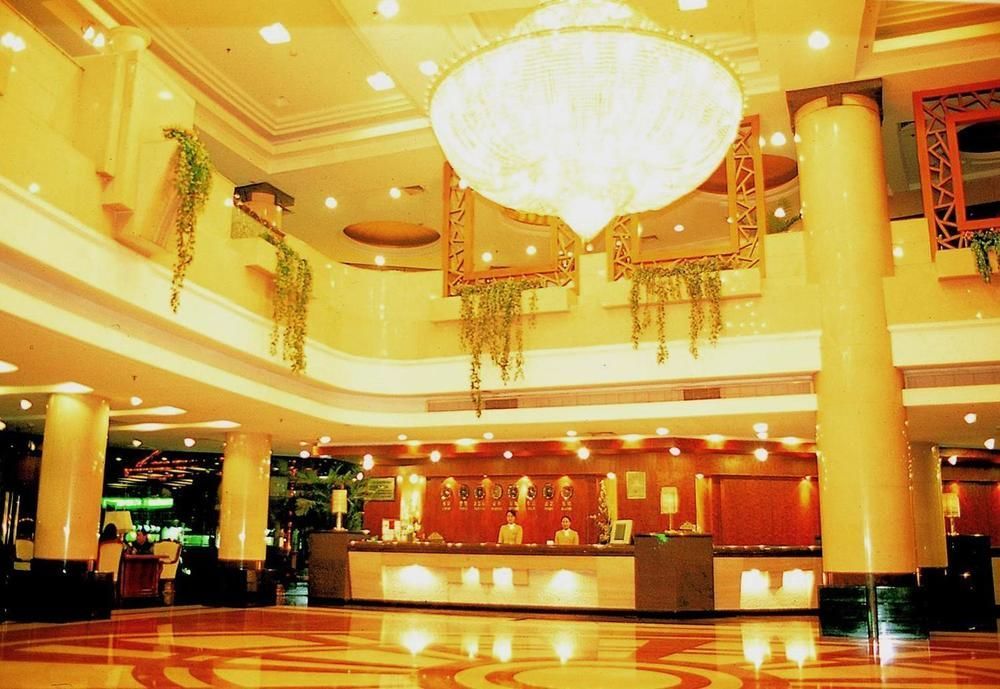 Hotel Crown Wuhan Exterior foto