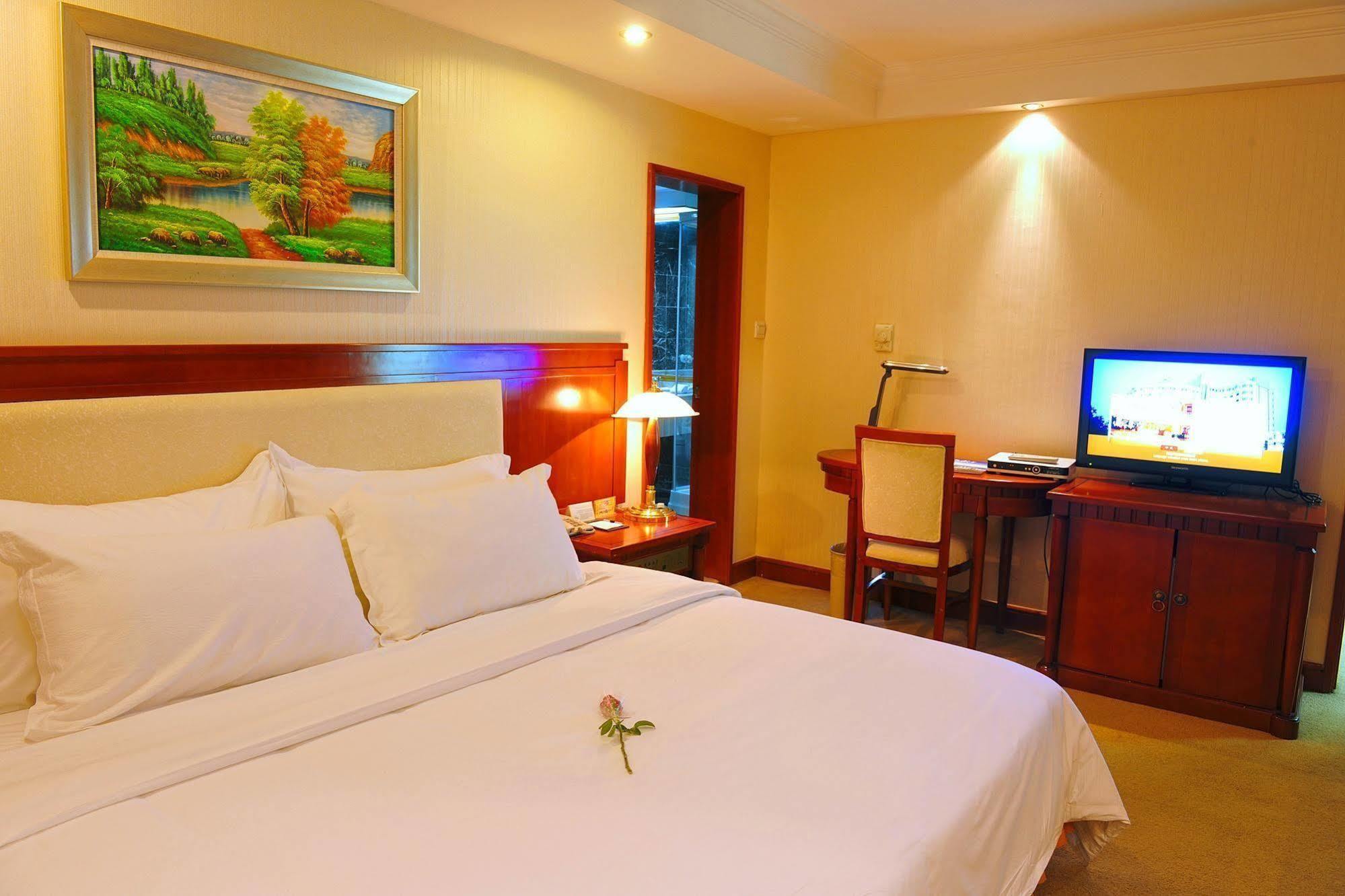 Hotel Crown Wuhan Exterior foto