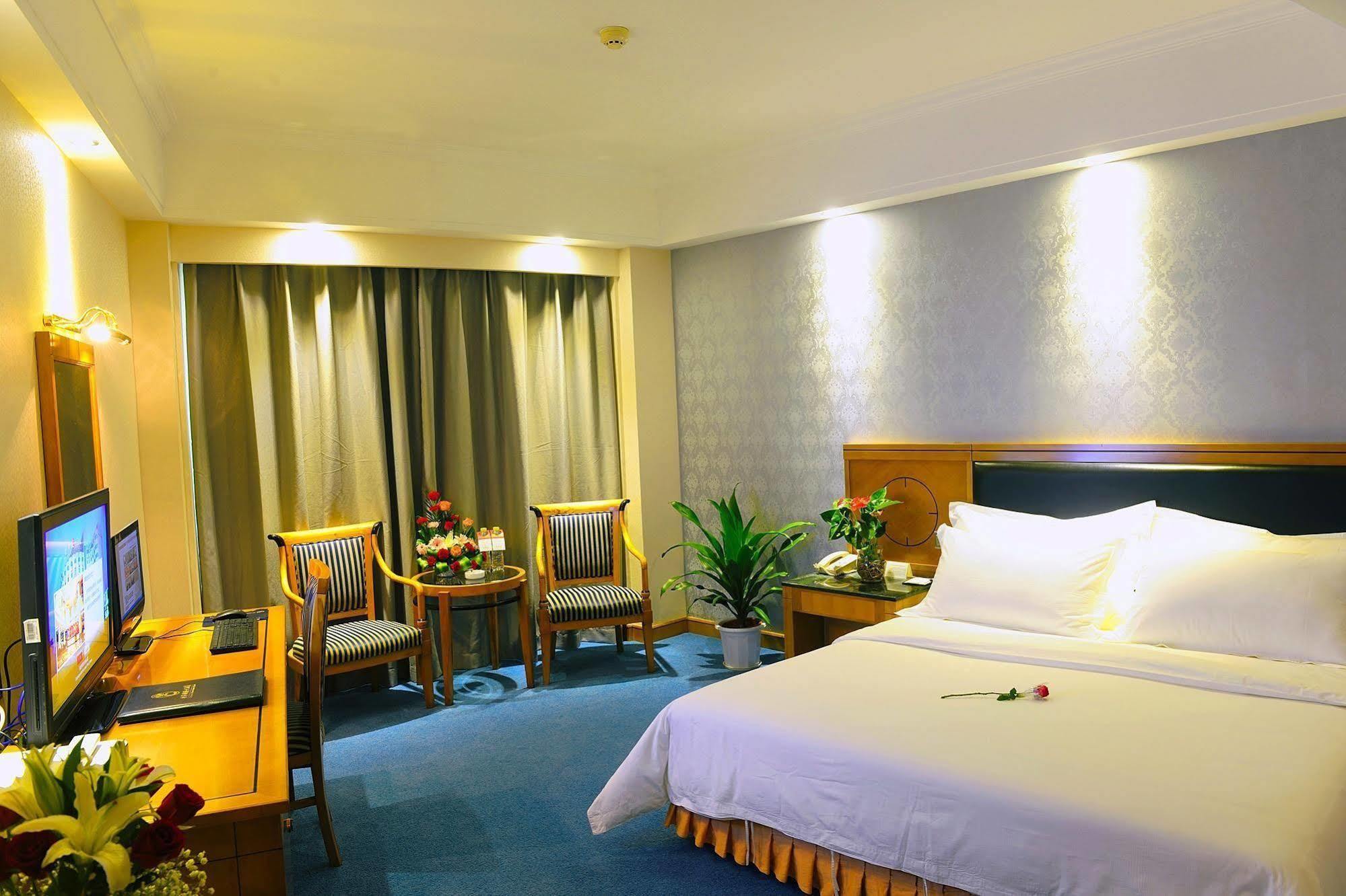 Hotel Crown Wuhan Exterior foto
