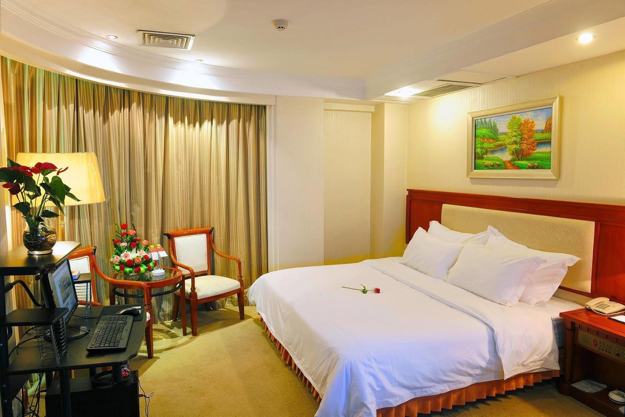 Hotel Crown Wuhan Exterior foto