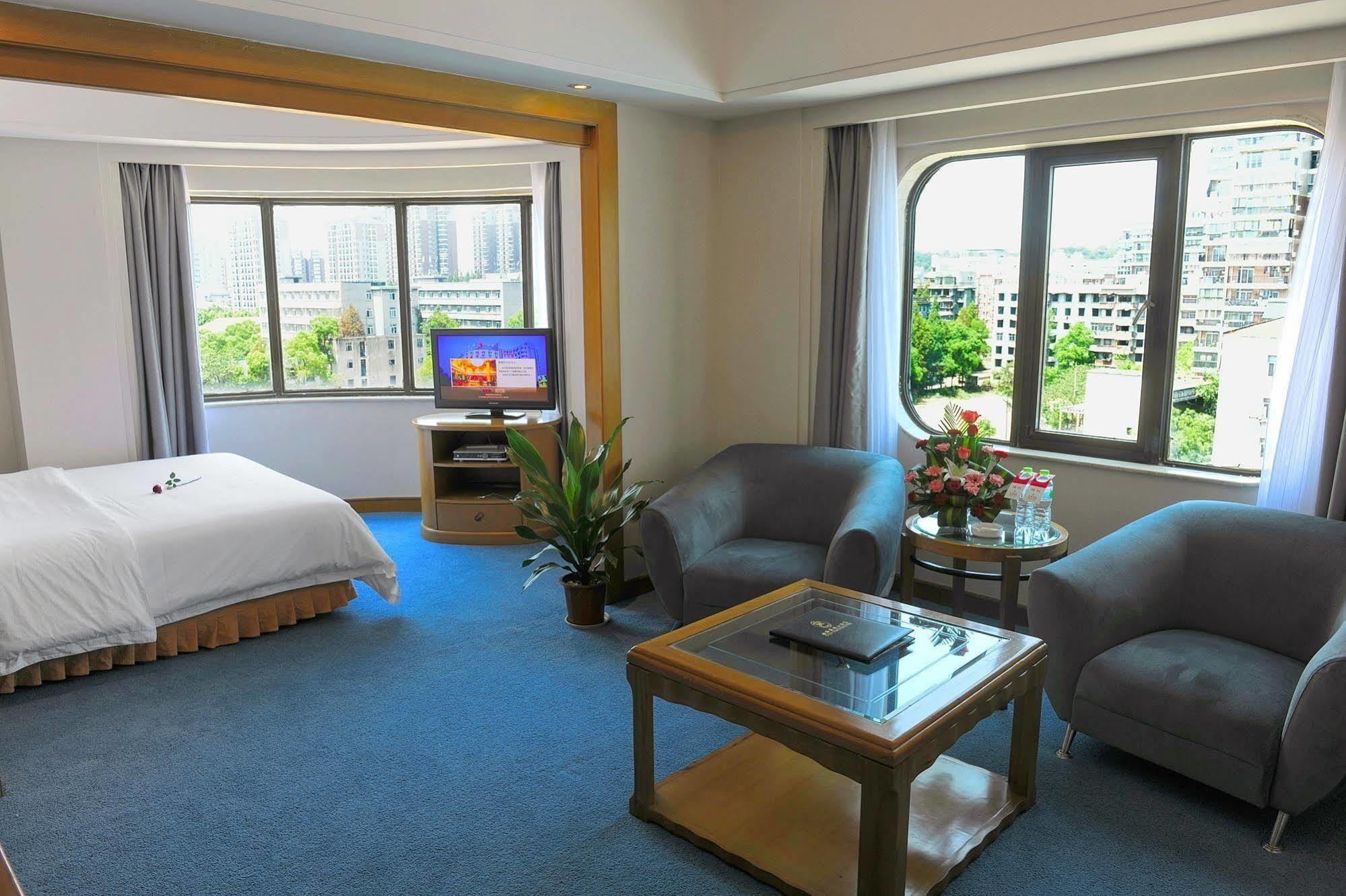 Hotel Crown Wuhan Exterior foto