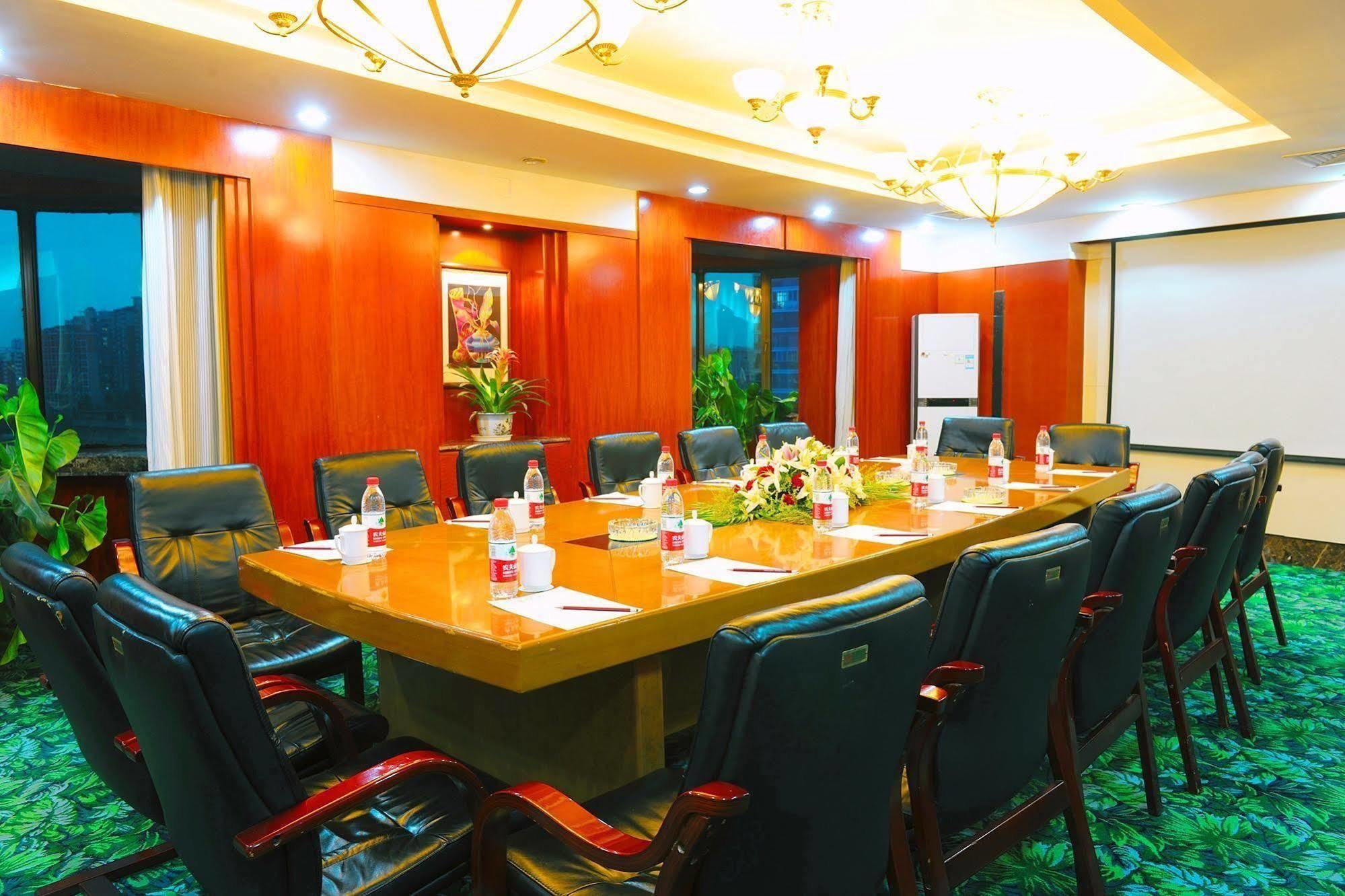 Hotel Crown Wuhan Exterior foto