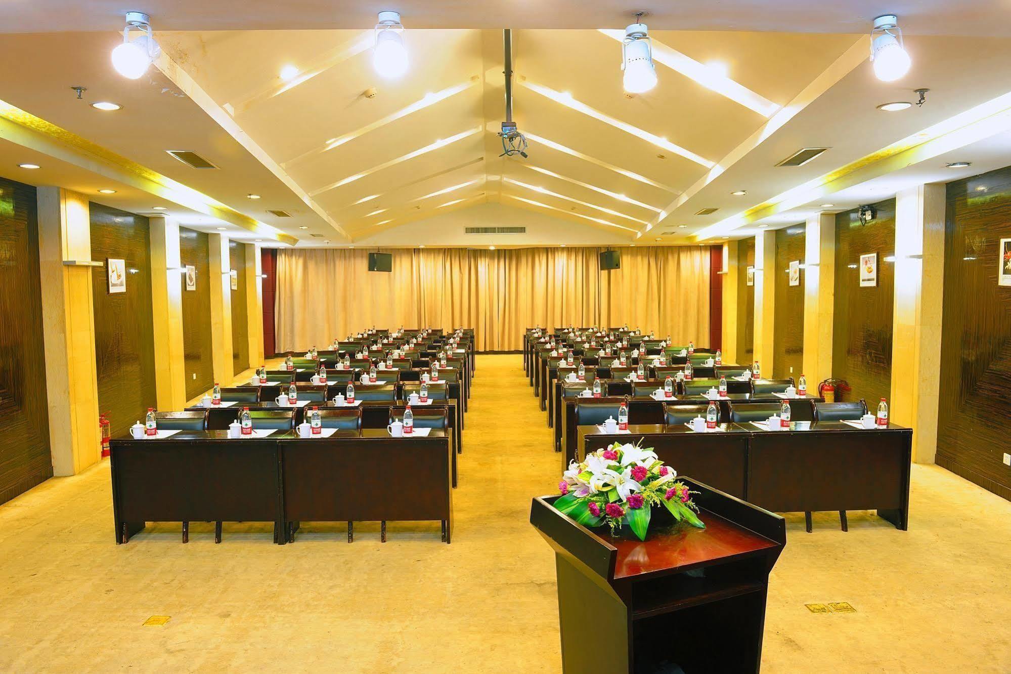 Hotel Crown Wuhan Exterior foto